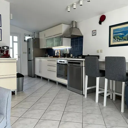 Little Beachouse Prvic Island Prázdninový dům *