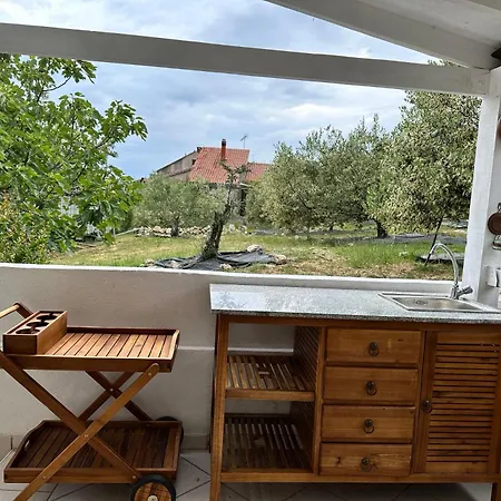 Little Beachouse Prvic Island בית נופש *