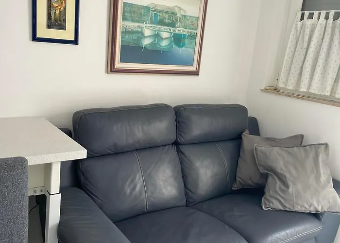 Little Beachouse Prvic Island בית נופש *