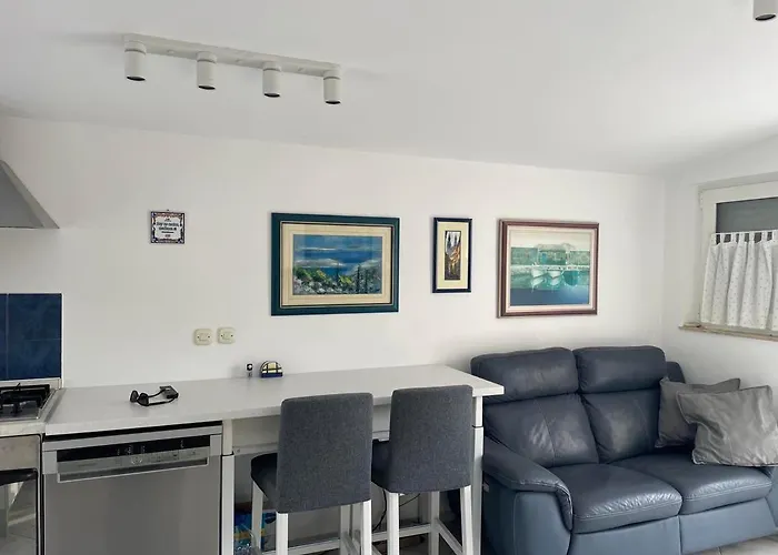 Little Beachouse Prvic Island בית נופש