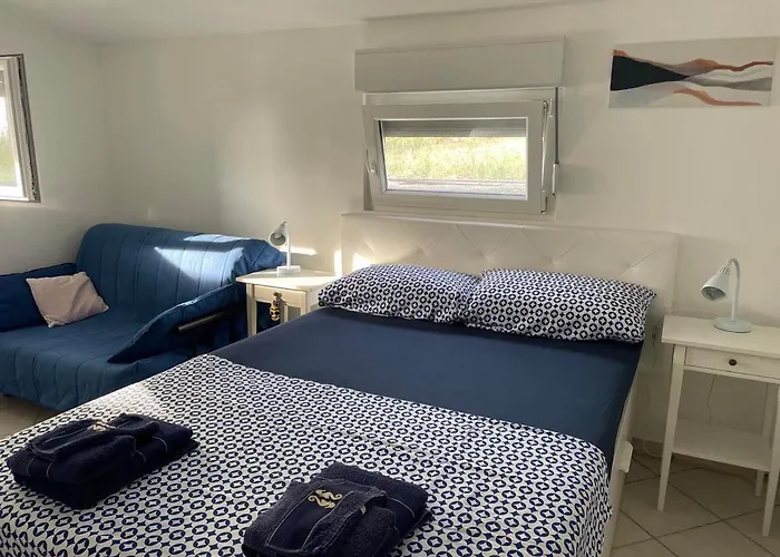 Little Beachouse Prvic Island בית נופש *