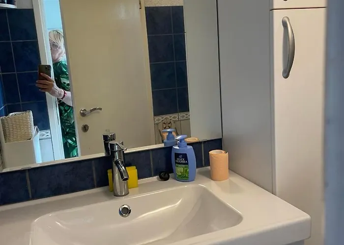 Little Beachouse Prvic Island בית נופש *