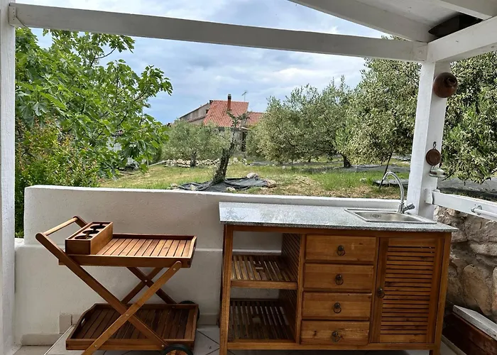 Little Beachouse Prvic Island בית נופש *